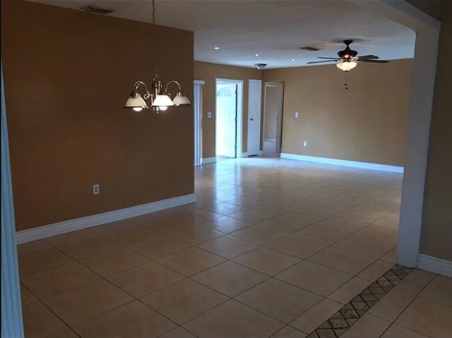 Foto del edificio - 2410 NW 87th Ln