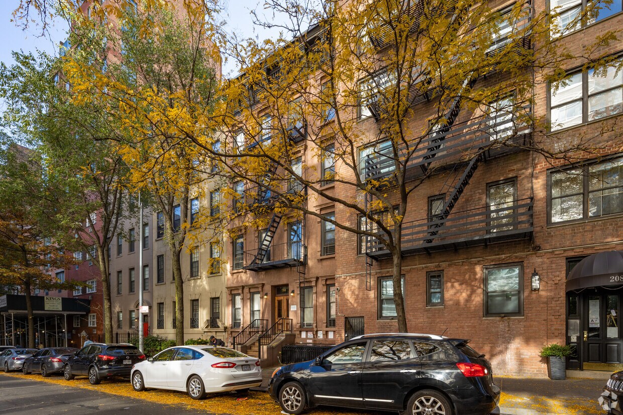 Primary Photo - 212 E 70th St