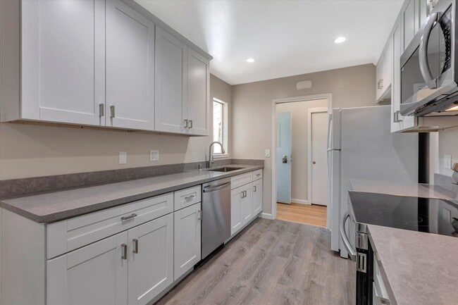 Building Photo - Beautifully Remodeled 4 Bedroom (+ bonus r...