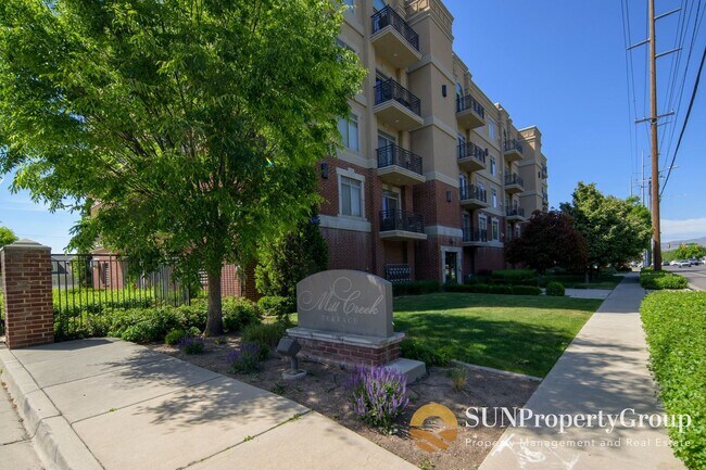 Foto del edificio - Beautiful Spacious Condo In Desirable Millcreek Area!
