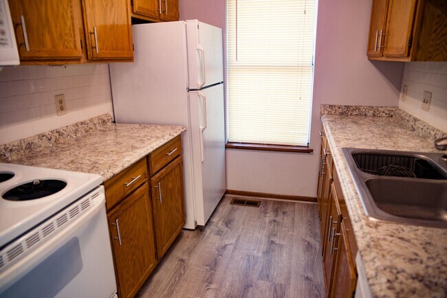 Building Photo - 3 Bedroom Town-home Unit Close by The U of M! Available September 2026
