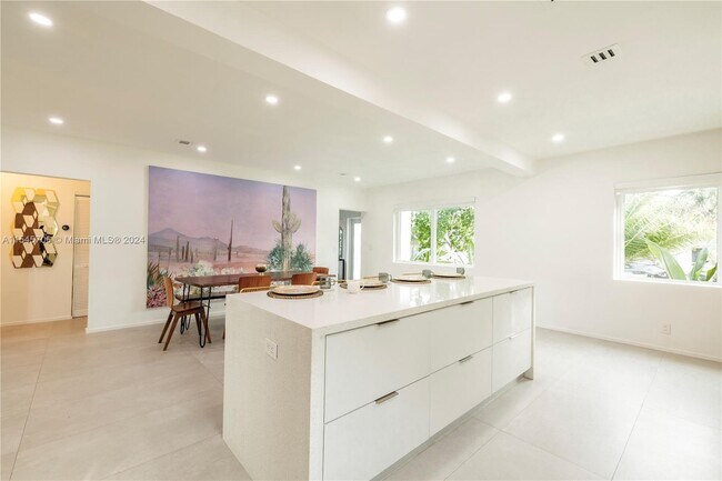 Foto del edificio - 725 NE 81st St