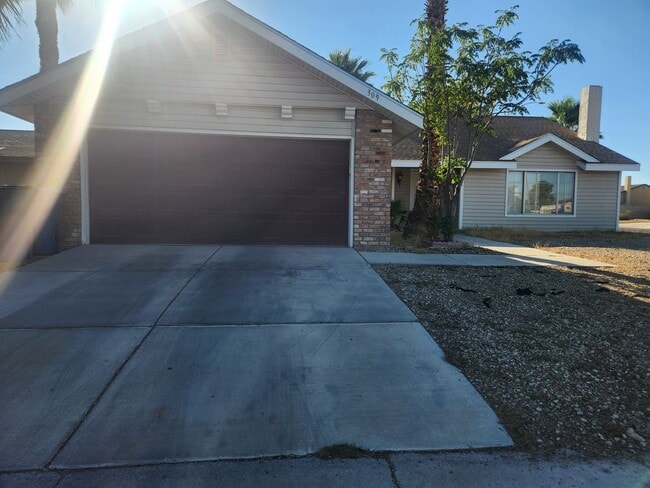 Foto del edificio - Single story home on corner with spacious ...