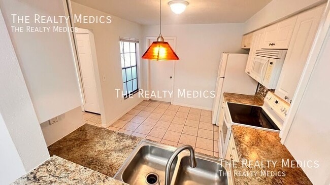 Building Photo - 7628 University Garden Dr