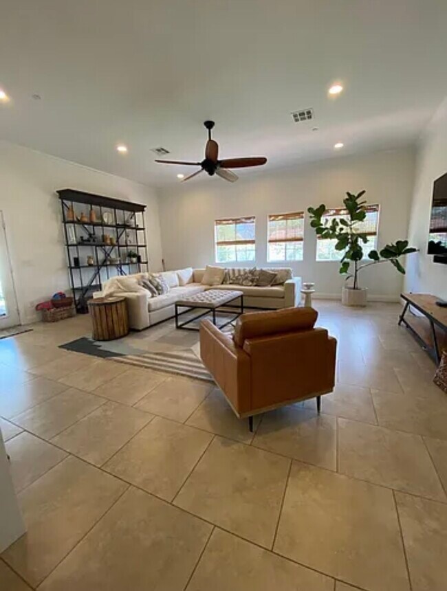 Foto del edificio - 8533 E Vernon Ave