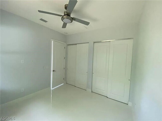 Foto del edificio - 3738 SE Santa Barbara Pl