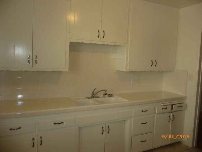 under cabinet lighting - 913 20th St