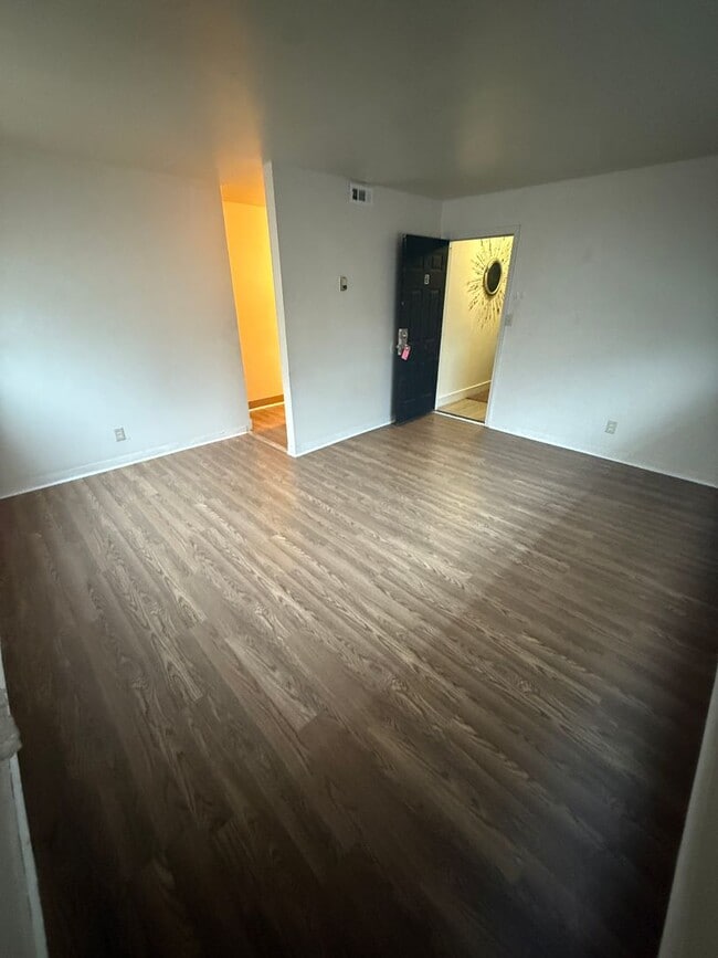 Foto del edificio - 15411 Barat Ave