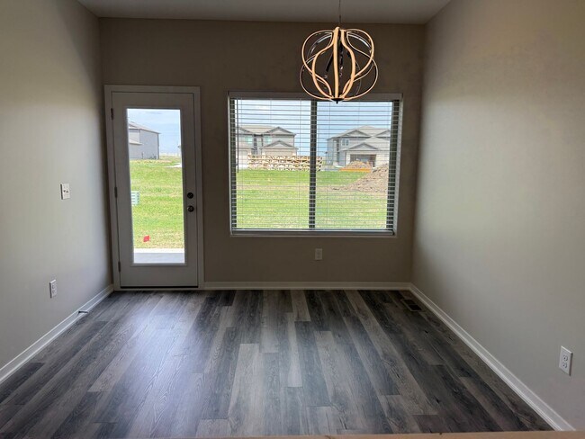 Foto del edificio - Beautiful ranch townhome with 2 stall gara...