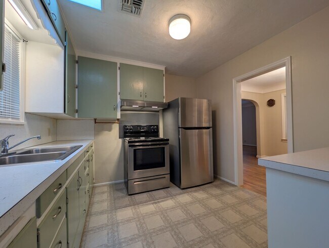Foto del edificio - Great 3 bed/2 bath home with tons of chara...
