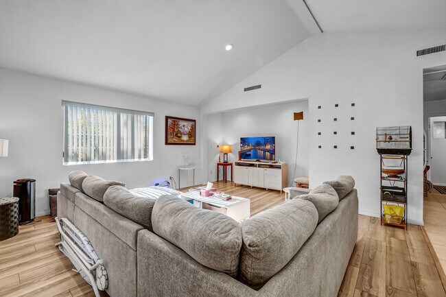 Foto del edificio - 4921 Newcastle Ave