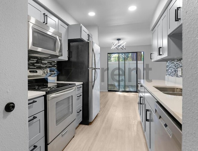Building Photo - Unit B7