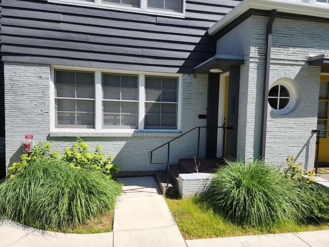 Building Photo - 1075 E 19th Ave
