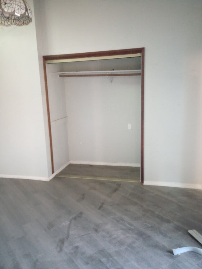 Building Photo - 2135 Rainbow Valley Blvd
