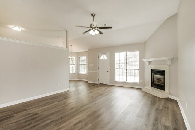 Building Photo - 10873 E Ridge Dr