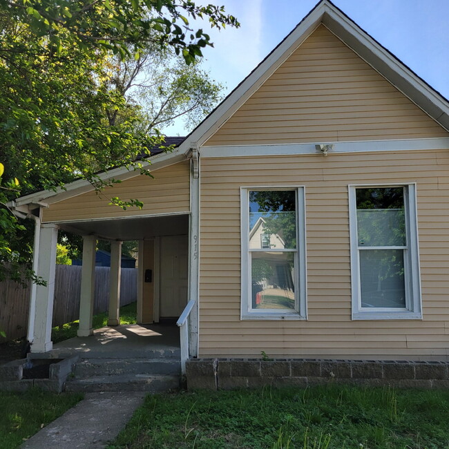 Building Photo - Near Westside 2BR House w/Attached Garage!