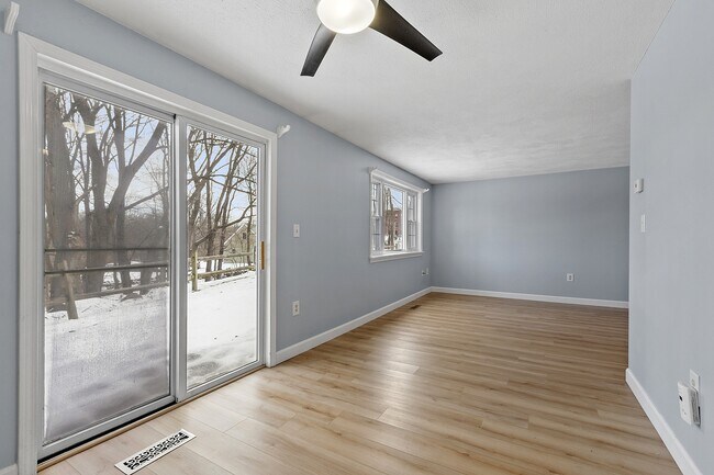 Foto del edificio - 73 Kennedy Dr