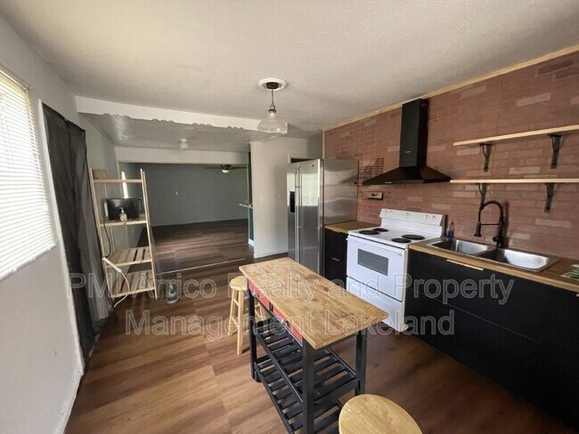 Building Photo - 402 Pinehurst St