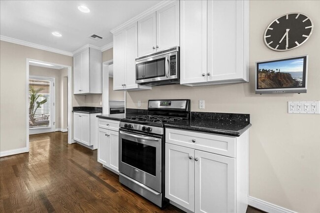 Building Photo - Luxury Private 2 bd Rental Home w/ Pool