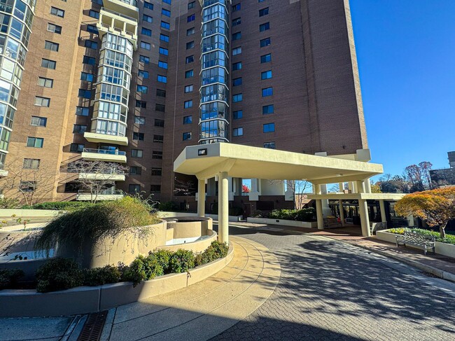 Photo - Luxurious 2 Suite 2 Bath Condo With Sunroom In Desired Belvedere Condominiums