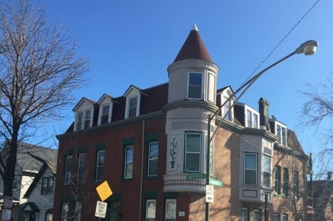 Building Photo - 2125 N Maplewood Ave