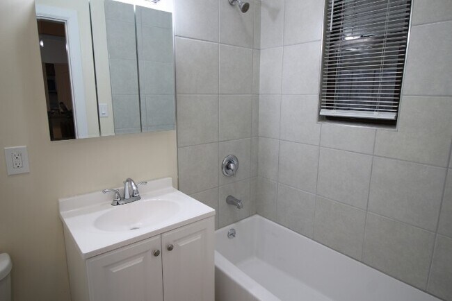 Foto del edificio - 1221 W Rosedale Ave