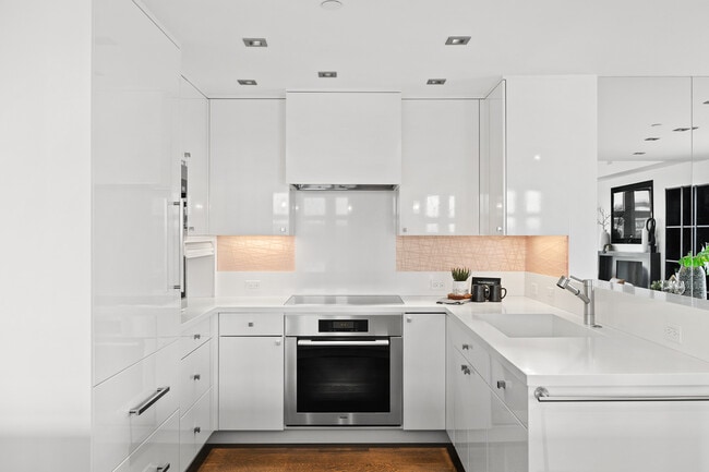 Building Photo - 305 SW Montgomery St