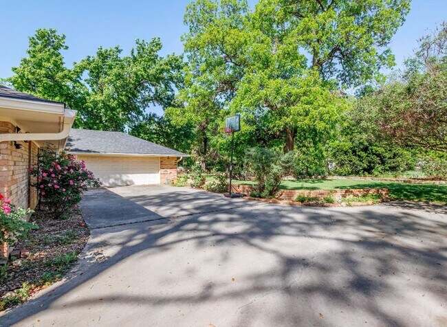 Building Photo - 3 Bed 2.5 Bath Home | Garage | Beautiful C...