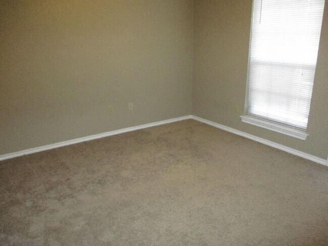 Building Photo - 4611 Oak Club Dr
