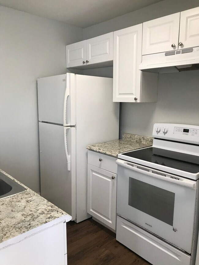 Building Photo - 2 br, 1 bath House - 205 E TIFFANY DR #1