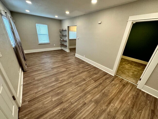Foto del edificio - Cute, Remodeled 2 Bed, 1 bath Home (Availa...