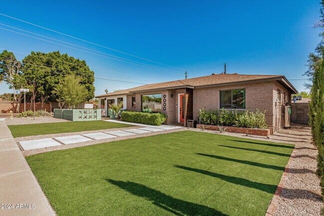 Building Photo - 1745 E San Juan Ave