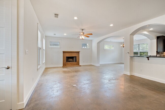 Building Photo - Beloved 3 Bedroom, 2.5 Bath Home in Brentwood