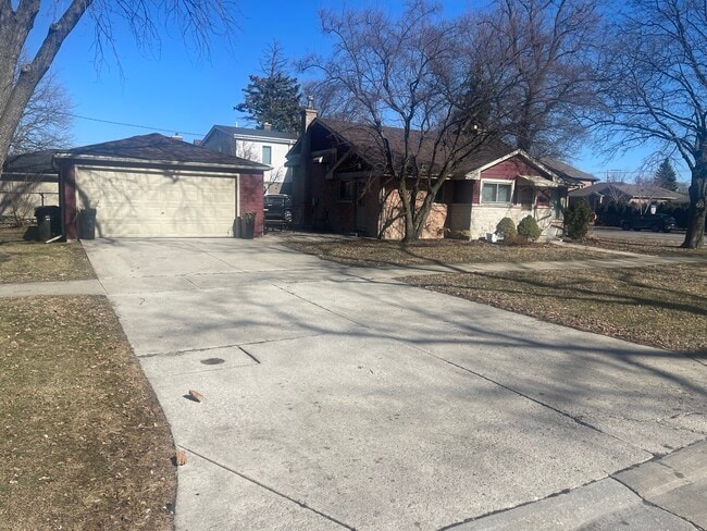 Building Photo - 1720 S Cumberland Ave