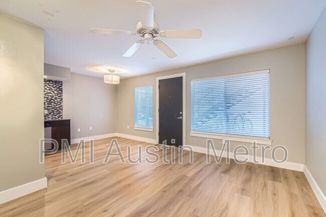 Foto del edificio - 2200 Dickson Dr