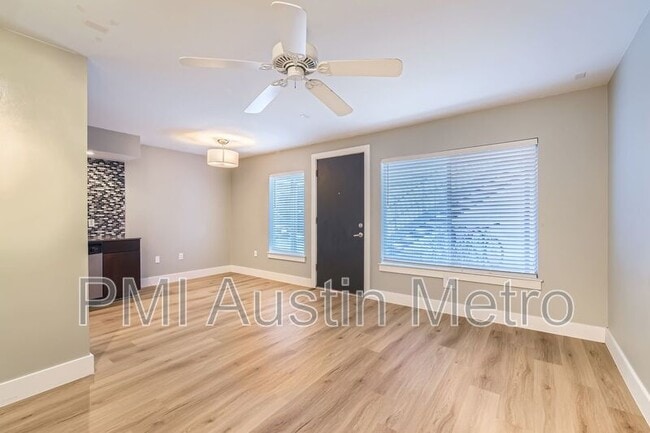 Building Photo - 2200 Dickson Dr