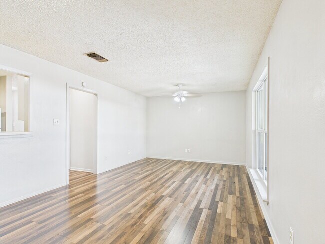 Foto del edificio - 2/1 Upstairs Unit Ready Now