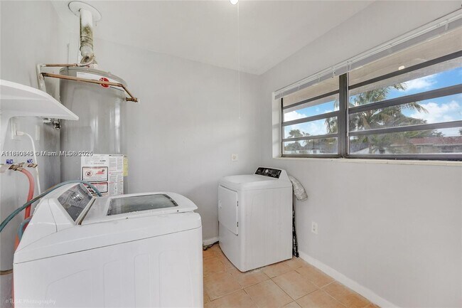 Foto del edificio - 19225 NW 23rd Ave