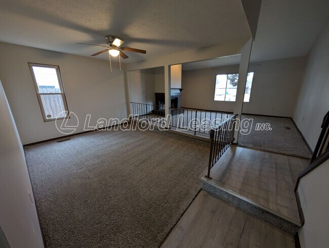 Foto del edificio - Spacious Townhome with Vaulted Ceilings, Fireplace & Garage