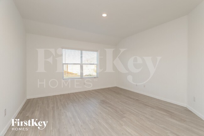 Building Photo - 10710 Vinateros Dr