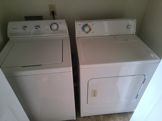 Laundry - 1528 Old Oak Ln