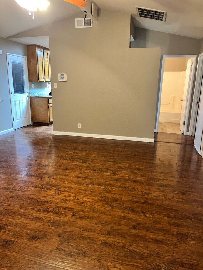 Foto del edificio - Beautiful 3 Beds 2 Baths House