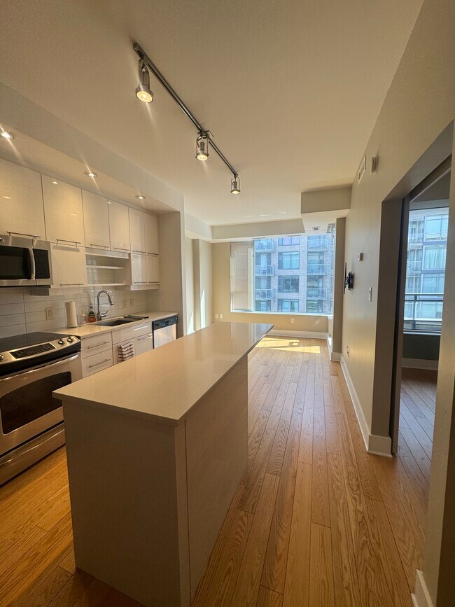 Photo du bâtiment - Modern 1 Bedroom Condo in Westboro (101 Richmond Road Unit 515)