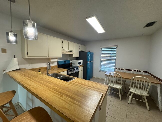 Kitchen - 21600 Widgeon Ter