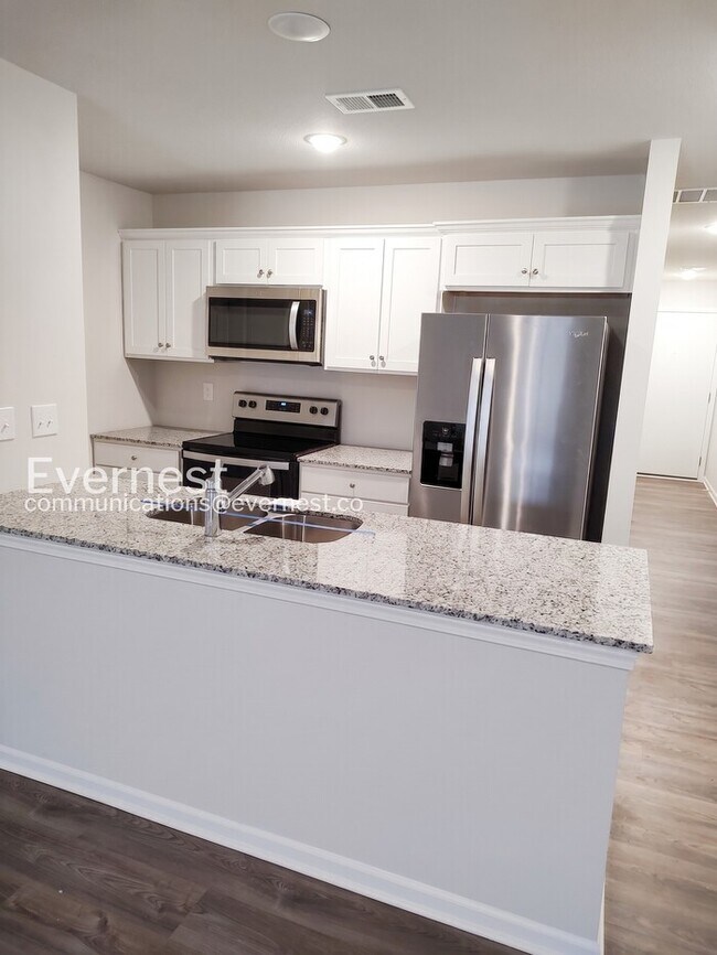 Foto del edificio - 3 Bed/2 Bath Home with Garage / Pet-Friendly / Coming Soon!