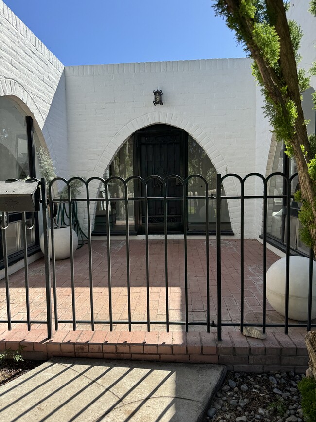 Foto del edificio - 621 W Las Lomitas Rd