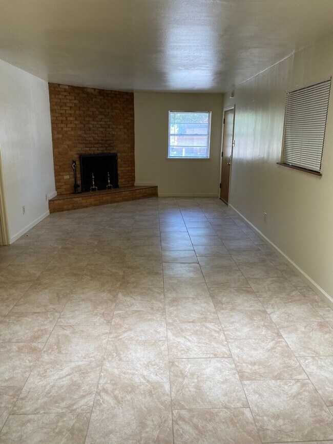 Foto del edificio - 2408 N Grand Ave