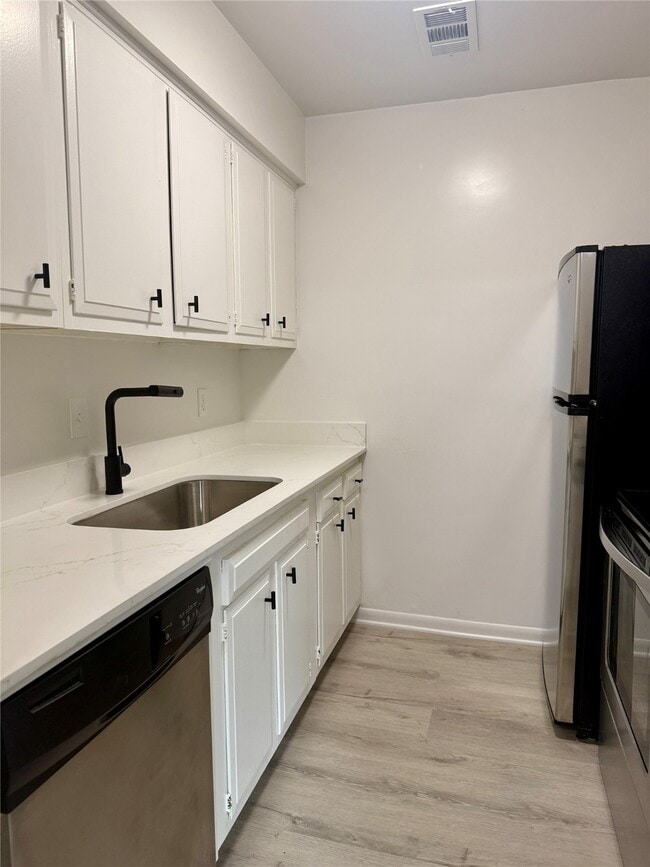 Building Photo - 6401 Skyline Dr