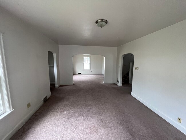 Building Photo - 3 bed 1 bath unit close to campus