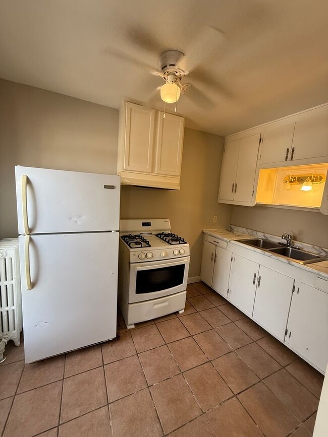 Building Photo - 562 Edmund Ave W